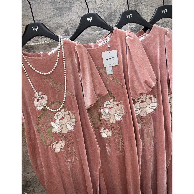 Váy xuông nhung thêu hoa sen cổ tròn tay bồng