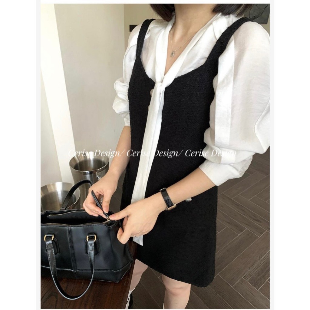 Set váy yếm dạ tweed và áo voan thắt nơ có chiết ly ở eo và ngực dáng nhằm tôn dáng dài trên gối full size hàng thiết kế