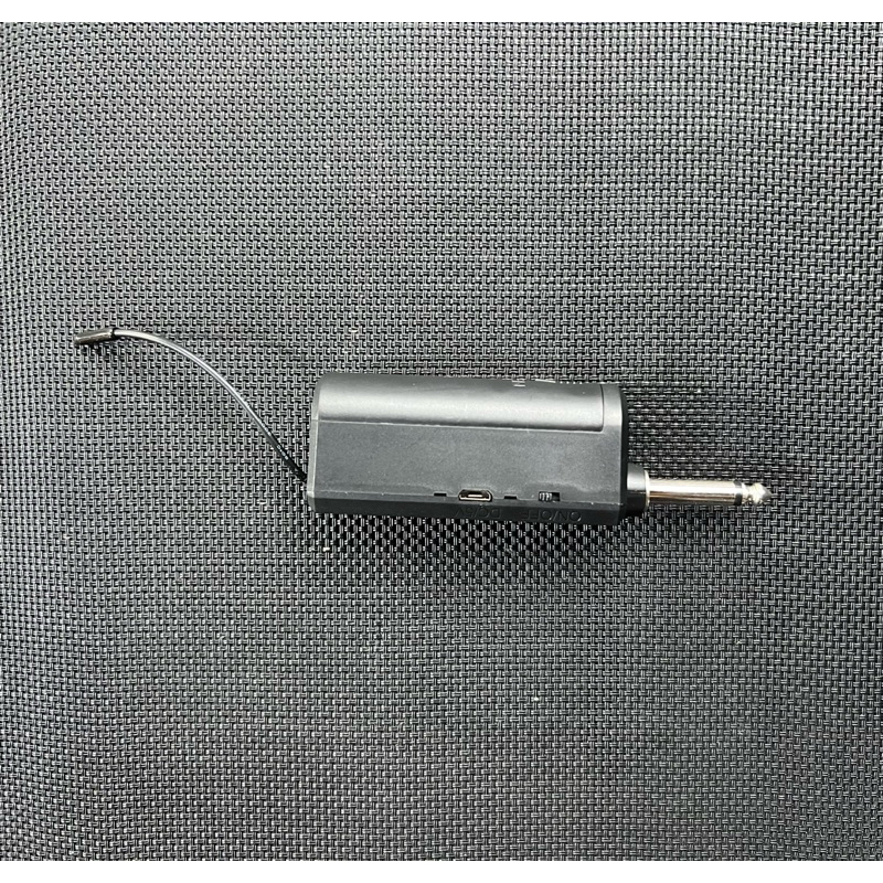 MICRO KHÔNG DÂY KARAOKE ĐA NĂNG EHOONA E-15 - có màn hình LCD, hỗ trợ jack 6.5mm và 3.5mm phù hợp với mọi loa karaoke.