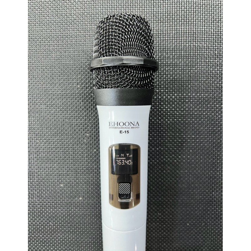 MICRO KHÔNG DÂY KARAOKE ĐA NĂNG EHOONA E-15 - có màn hình LCD, hỗ trợ jack 6.5mm và 3.5mm phù hợp với mọi loa karaoke.
