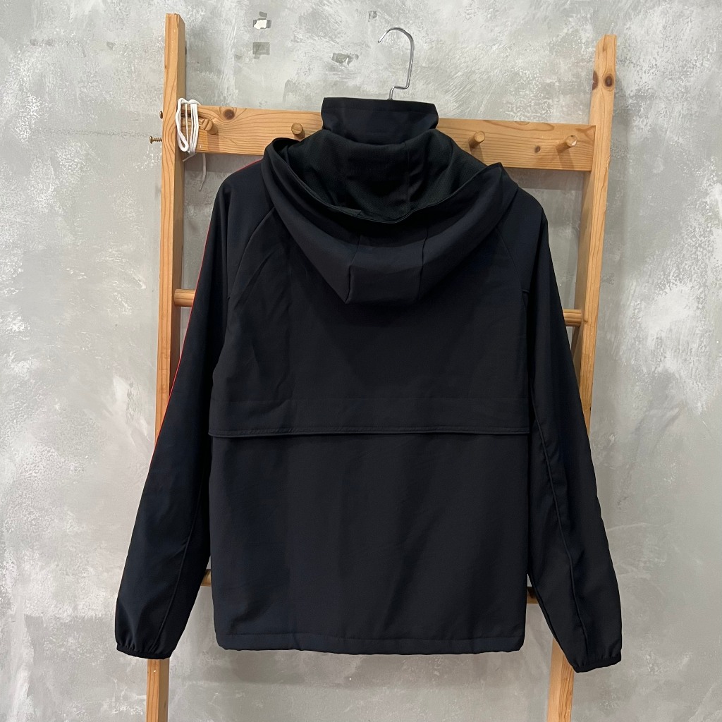 Áo khoác Arsenal 2023 logo cây súng vải gió trượt nước, chống nắng sọc đỏ dài