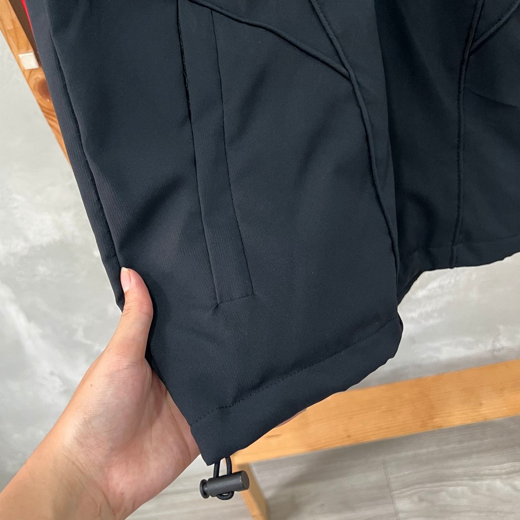 Áo khoác Arsenal 2023 logo cây súng vải gió trượt nước, chống nắng sọc đỏ dài