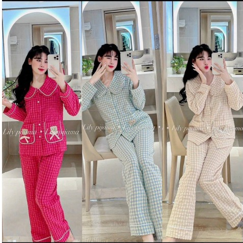 Bộ pyjama, bộ đồ mặc ở nhà (dài-dài) cổ bèo kẻ caro 2 túi gấu nơ chất đũi xốp