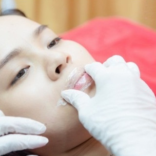 NILON Ủ TÊ TRONG DỤNG CỤ PHUN XĂM THẨM MỸ