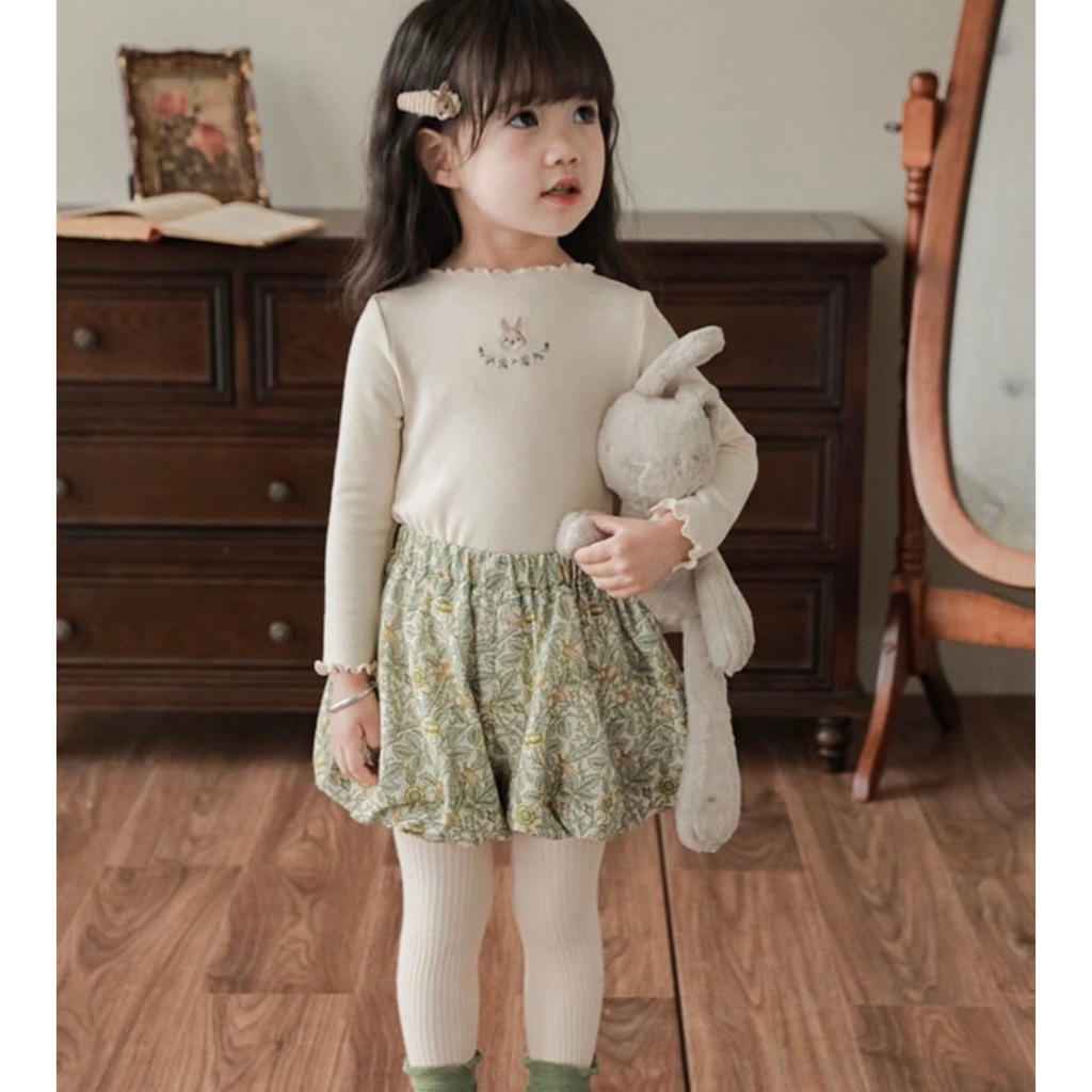 Áo thêu viền bèo cổ thấp trẻ em VNXK