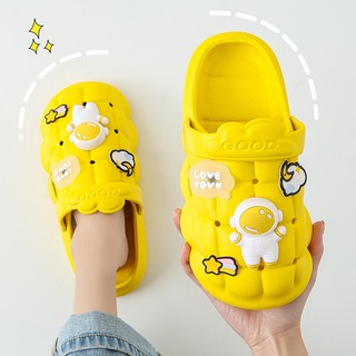 Dép sục cross họa tiết phi hành gia chất mềm nhẹ.