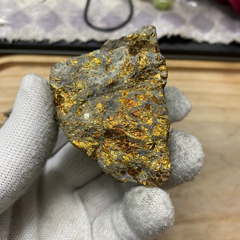 Đá vàng găm thô,thu hút tài lộc, thúc đẩy ý chí, mang lại thịnh vượng cho chủ nhân.