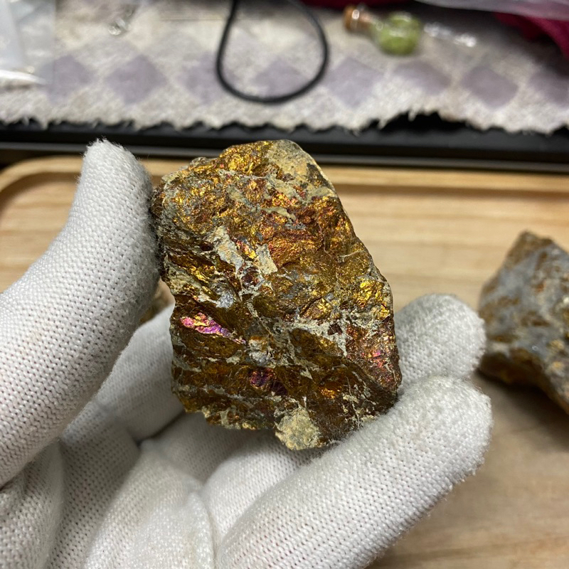 Đá vàng găm thô,thu hút tài lộc, thúc đẩy ý chí, mang lại thịnh vượng cho chủ nhân.