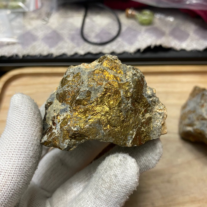 Đá vàng găm thô,thu hút tài lộc, thúc đẩy ý chí, mang lại thịnh vượng cho chủ nhân.