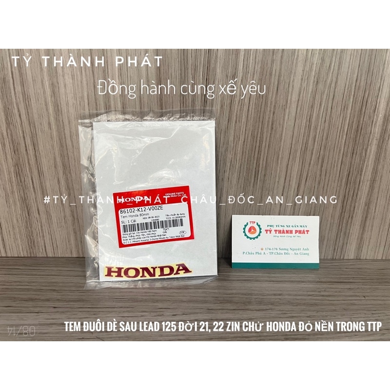 Tem đuôi dè sau Lead 125 đời 21, 22 zin chử Honda Đỏ nền trong 80mm