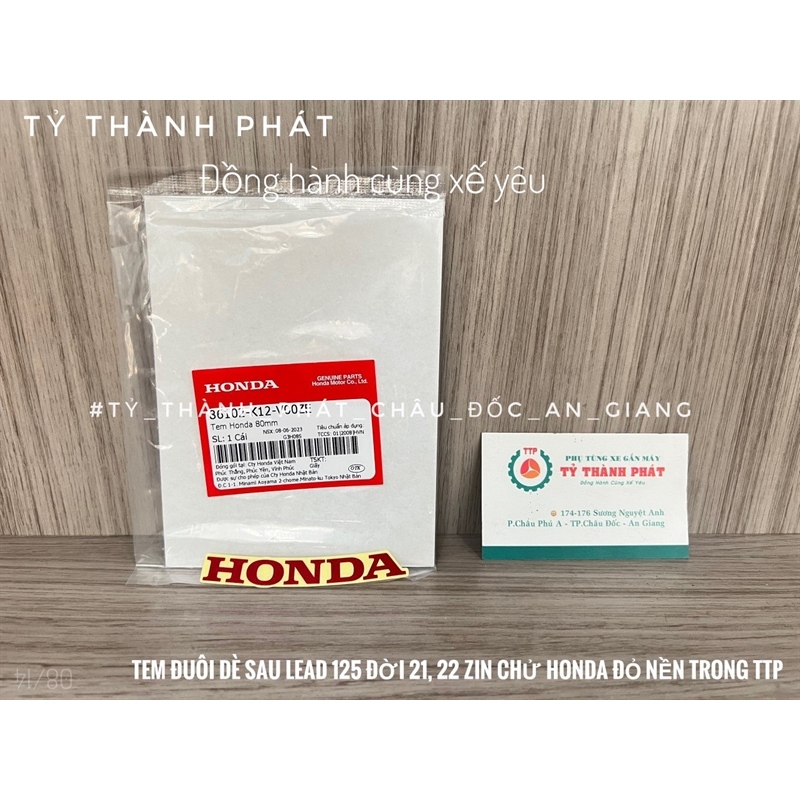 Tem đuôi dè sau Lead 125 đời 21, 22 zin chử Honda Đỏ nền trong 80mm