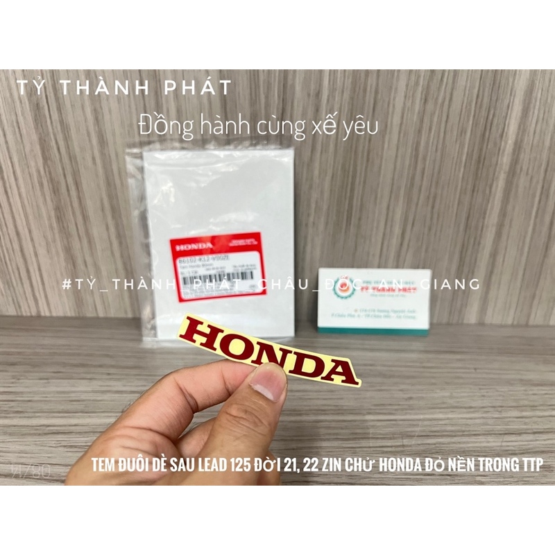 Tem đuôi dè sau Lead 125 đời 21, 22 zin chử Honda Đỏ nền trong 80mm