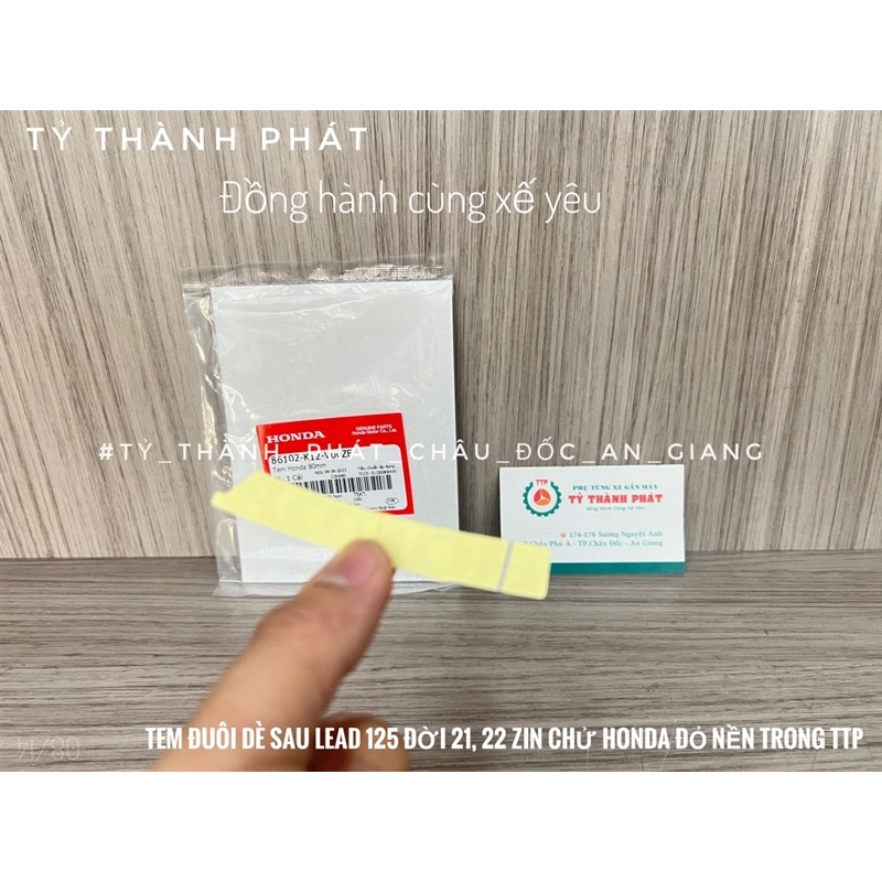 Tem đuôi dè sau Lead 125 đời 21, 22 zin chử Honda Đỏ nền trong 80mm