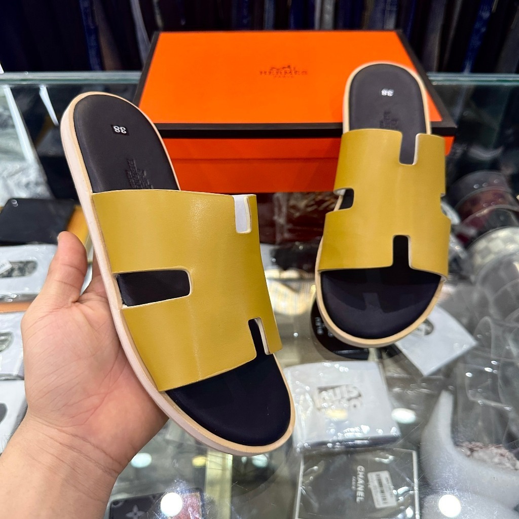 Dép lê nam quai ngang HM da Pu hình chữ H trơn sần đế phíp gỗ vàng nổi logo chữ ngựa boy phố