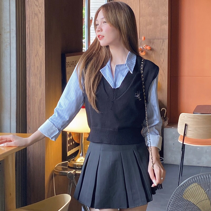 Set Áo Sơ Mi Kẻ Sọc Kèm Ghi Lê Len Thêu Chữ Bên Ngực