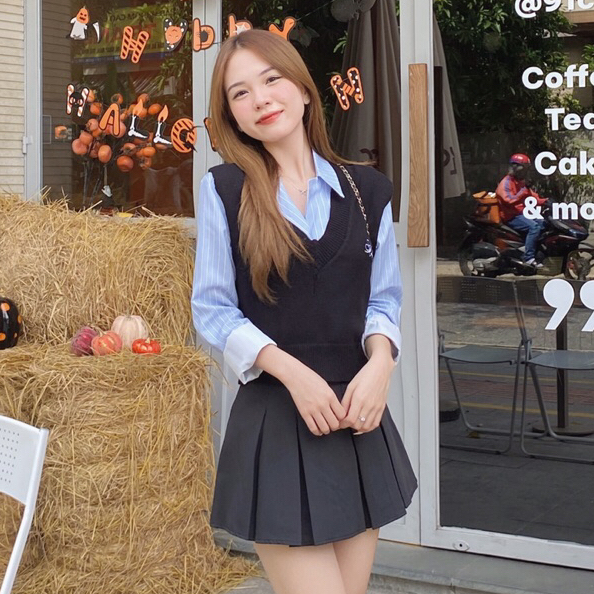 Set Áo Sơ Mi Kẻ Sọc Kèm Ghi Lê Len Thêu Chữ Bên Ngực