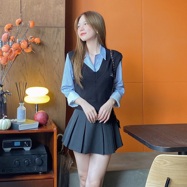 Set Áo Sơ Mi Kẻ Sọc Kèm Ghi Lê Len Thêu Chữ Bên Ngực