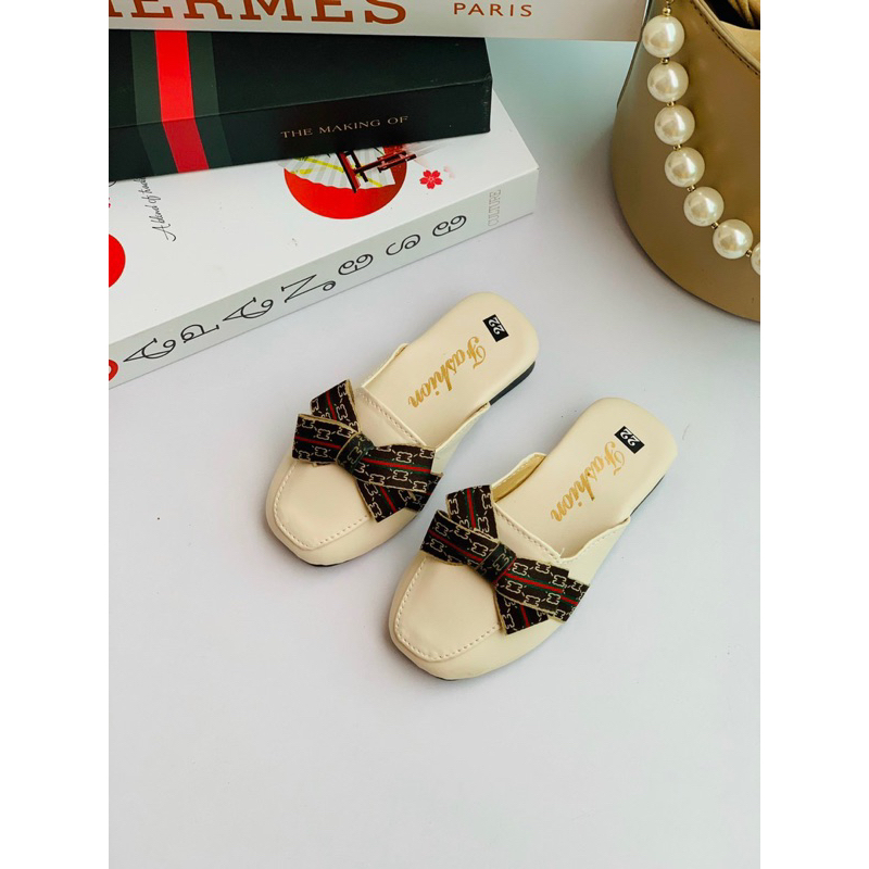 Sục bé gái đính ngọc nơ