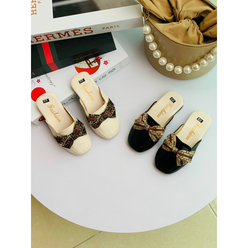 Sục bé gái đính ngọc nơ