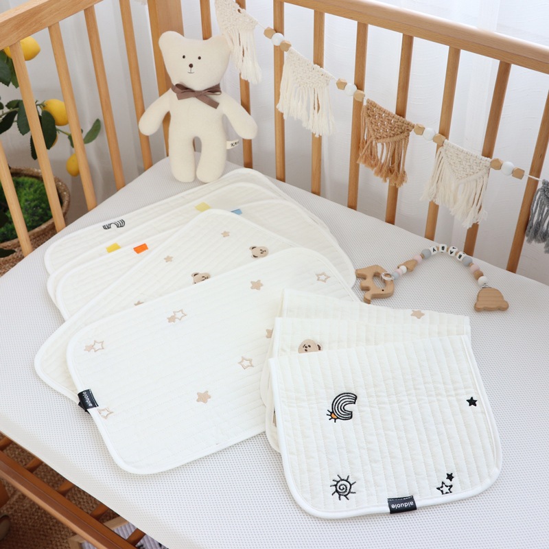 Gối Lót Sơ Sinh Hàn Quốc Aiduole 3 Lớp Họa Tiết Thêu Dễ Thương Chất Cotton Mềm, Thấm Mồ Hôi Bảo Vệ Đầu Cho Bé