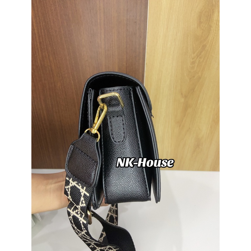 Túi xách túi đeo chéo nữ khoá gương dây bản to da sần ba ngăn