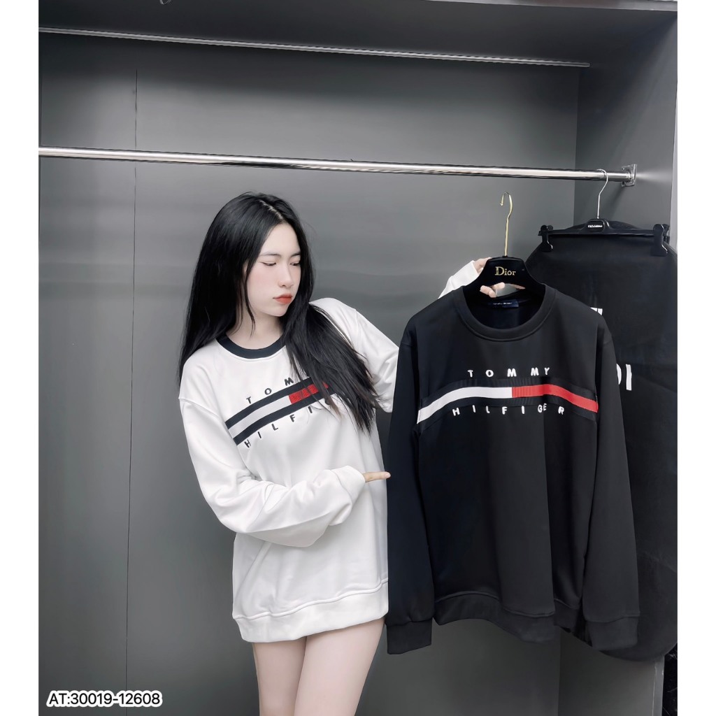 Áo phông dài tay nam nữ Tommy_Hilfiger in vạch sọc đen trắng đỏ chữ kí quanh áo. Áo Thun Form Rộng Unisex Siêu Hot