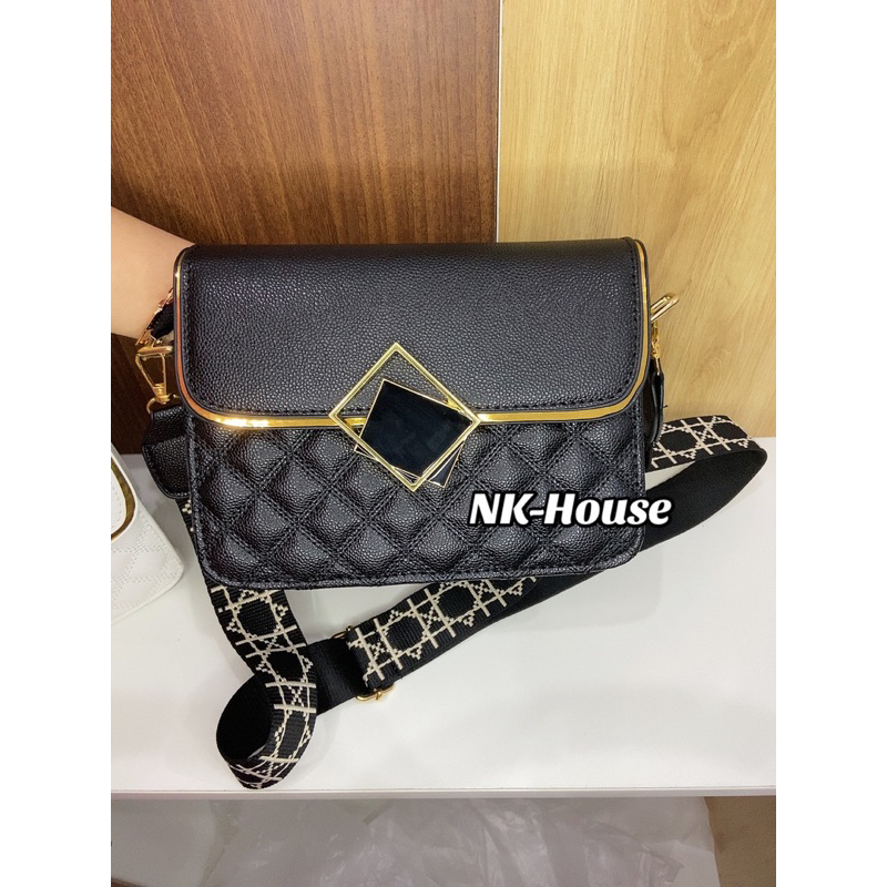 Túi xách túi đeo chéo nữ khoá gương dây bản to da sần ba ngăn