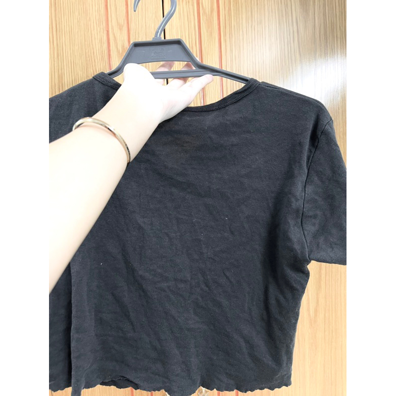 Áo croptop đen cài cúc