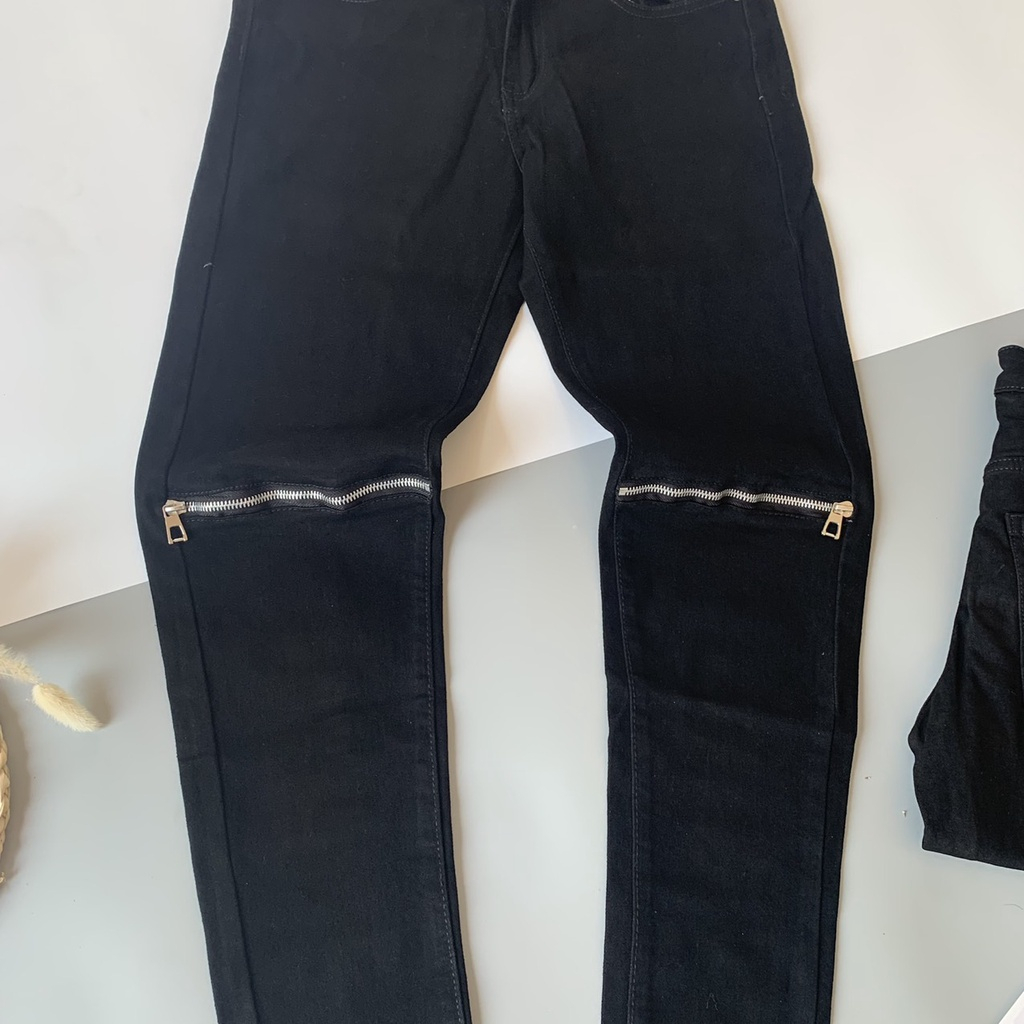 Quần Jean Nam Đen Trơn Phối Khoá Kéo Gối Dáng Slim Fit