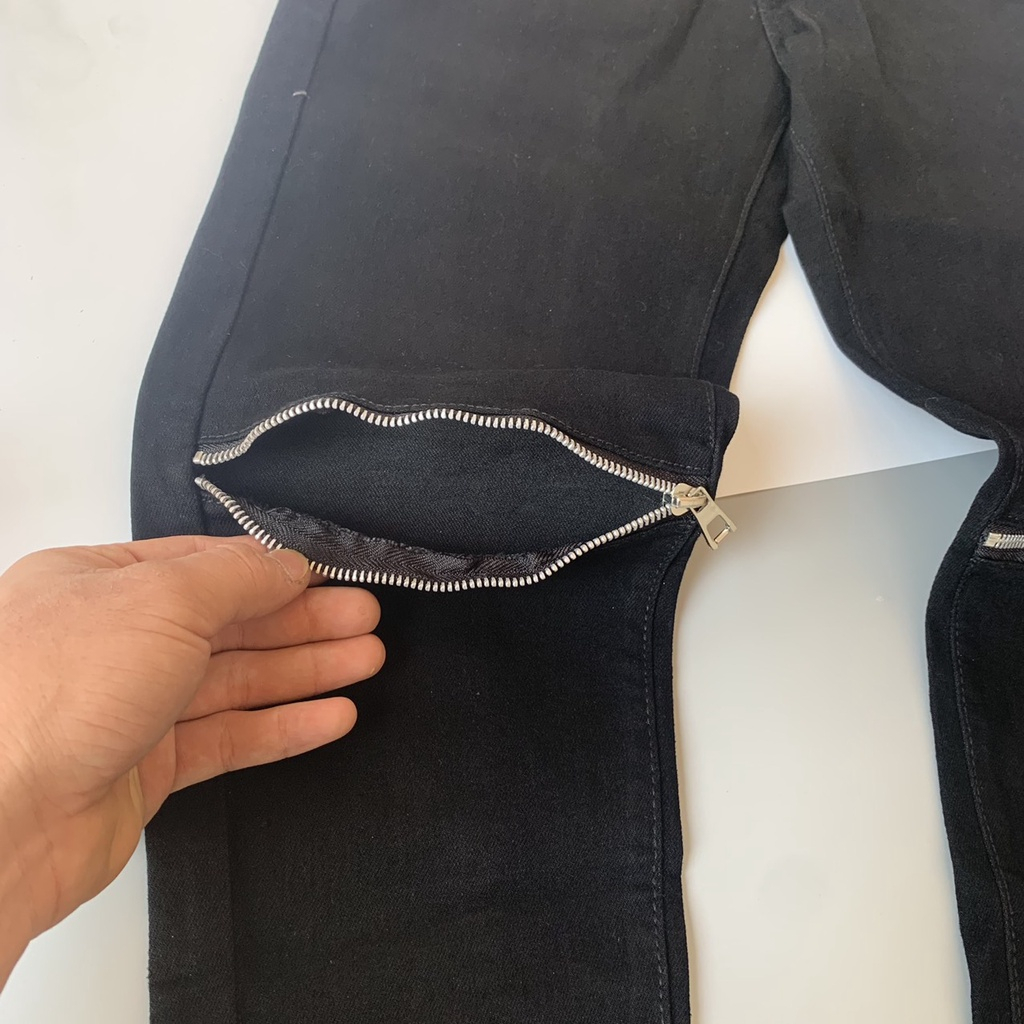 Quần Jean Nam Đen Trơn Phối Khoá Kéo Gối Dáng Slim Fit