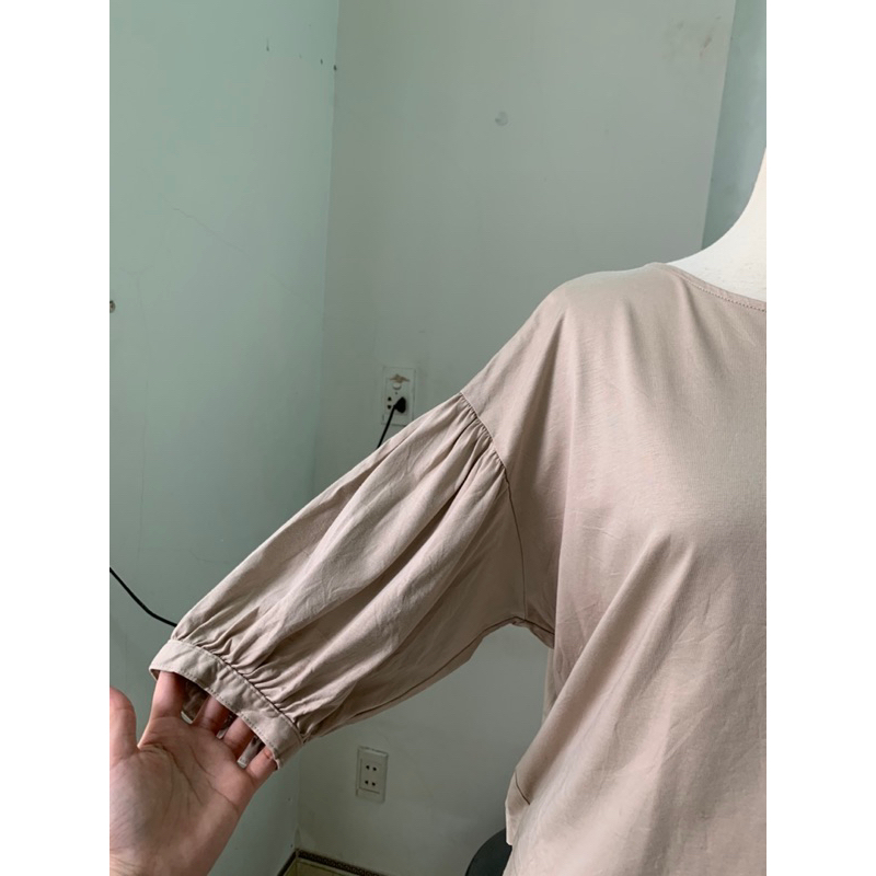 Áo thun tay phồng dáng crop U N I Q L O