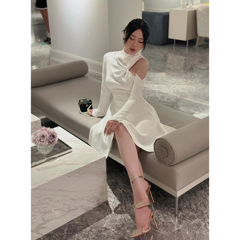 Đầm nữ dáng ngắn tay dài với kỹ thuật off-shoulder chéo 1 bên chiết eo dáng xoè 𝐆𝐑𝐀𝐒𝐘 𝐃𝐑𝐄𝐒𝐒 - 𝐀𝐒𝐇𝐘𝐋𝐄𝐘