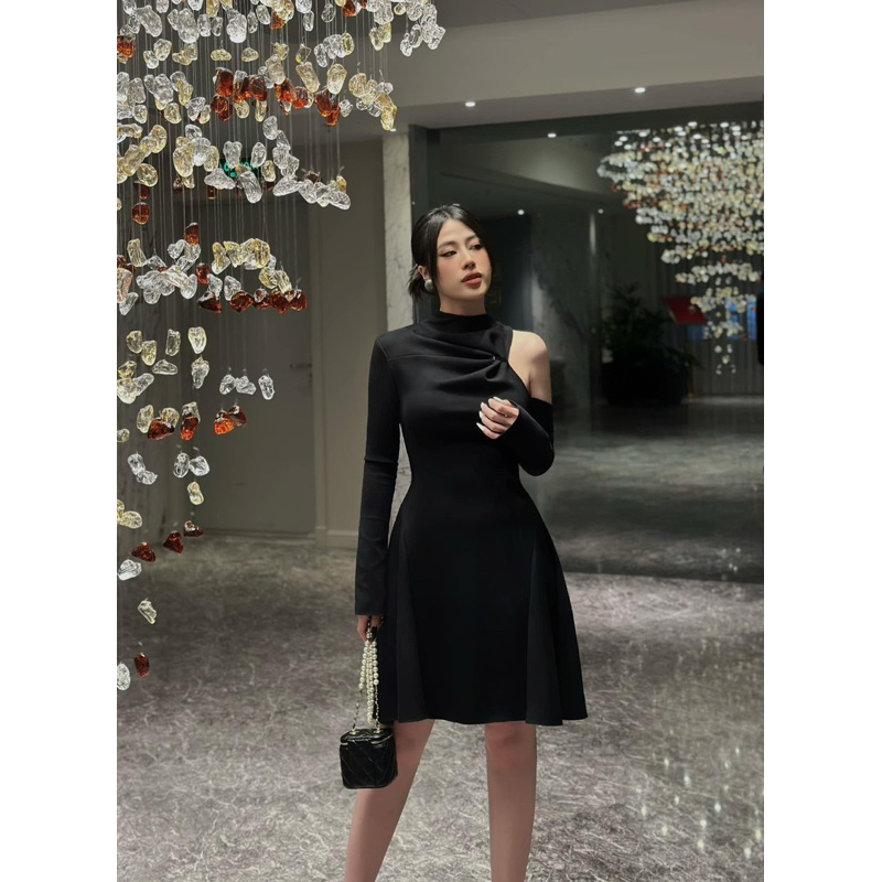 Đầm nữ dáng ngắn tay dài với kỹ thuật off-shoulder chéo 1 bên chiết eo dáng xoè 𝐆𝐑𝐀𝐒𝐘 𝐃𝐑𝐄𝐒𝐒 - 𝐀𝐒𝐇𝐘𝐋𝐄𝐘
