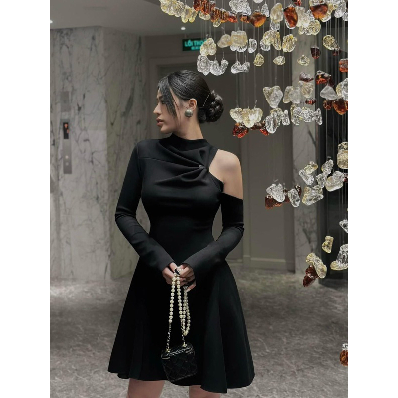 Đầm nữ dáng ngắn tay dài với kỹ thuật off-shoulder chéo 1 bên chiết eo dáng xoè 𝐆𝐑𝐀𝐒𝐘 𝐃𝐑𝐄𝐒𝐒 - 𝐀𝐒𝐇𝐘𝐋𝐄𝐘