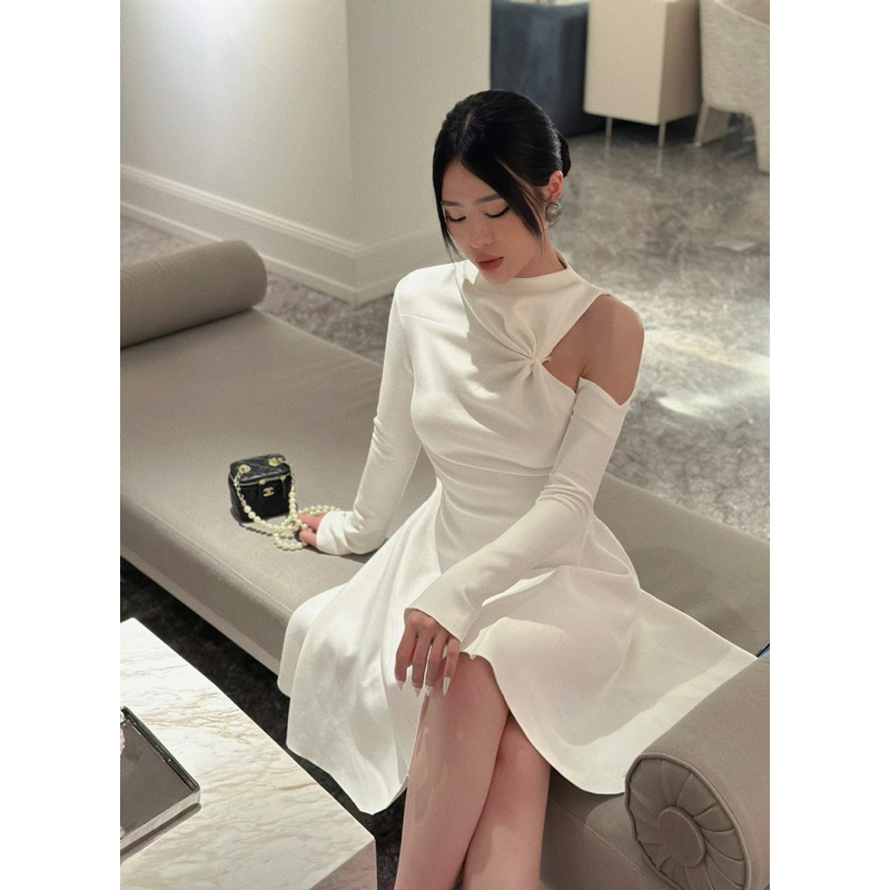 Đầm nữ dáng ngắn tay dài với kỹ thuật off-shoulder chéo 1 bên chiết eo dáng xoè 𝐆𝐑𝐀𝐒𝐘 𝐃𝐑𝐄𝐒𝐒 - 𝐀𝐒𝐇𝐘𝐋𝐄𝐘