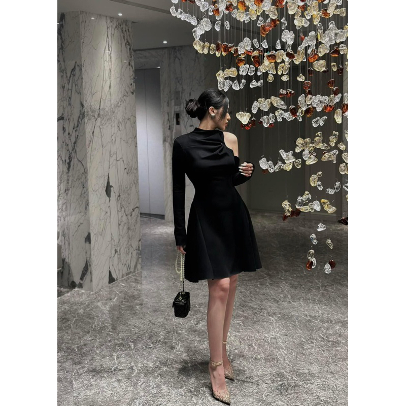 Đầm nữ dáng ngắn tay dài với kỹ thuật off-shoulder chéo 1 bên chiết eo dáng xoè 𝐆𝐑𝐀𝐒𝐘 𝐃𝐑𝐄𝐒𝐒 - 𝐀𝐒𝐇𝐘𝐋𝐄𝐘