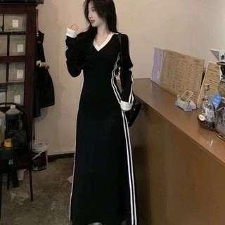 Váy đen chữ A nữ dài tay dáng dài cổ V màu đen pha trắng chất liệu thun dày dặn