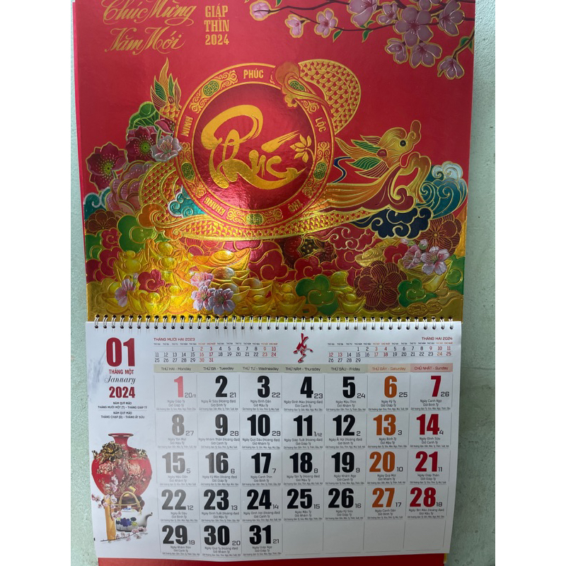 Lịch 2024 treo tường lò xo giữa bìa đỏ , đầy đủ ngày âm dương ,giờ Hoàng đạo