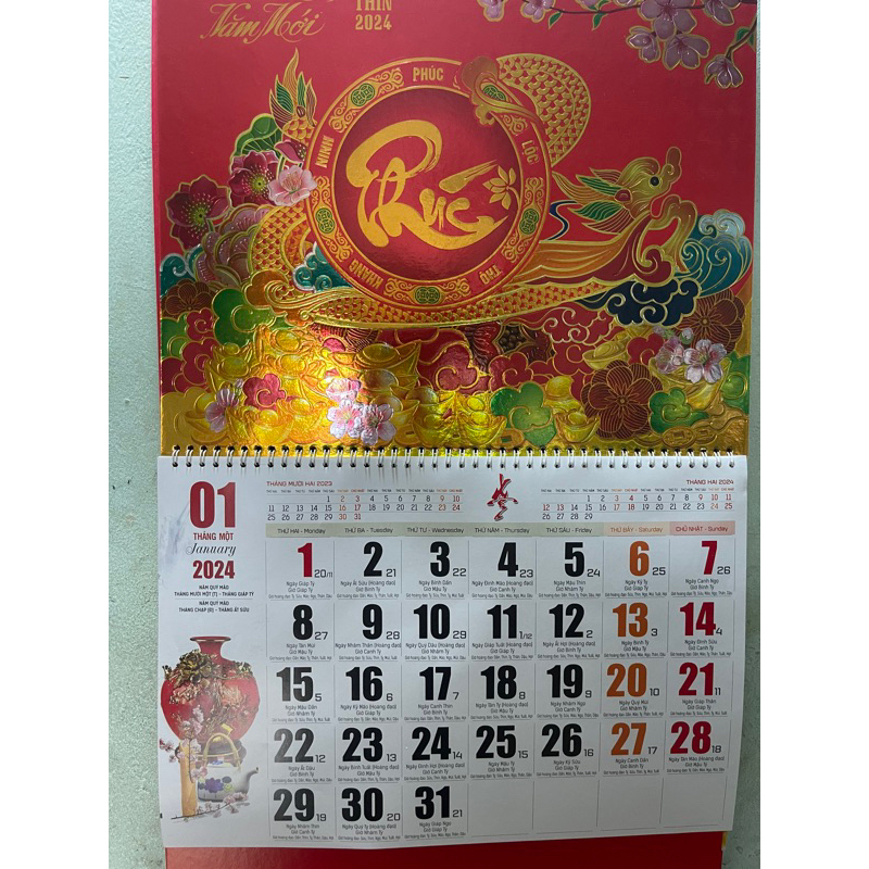 Lịch 2024 treo tường lò xo giữa bìa đỏ , đầy đủ ngày âm dương ,giờ Hoàng đạo