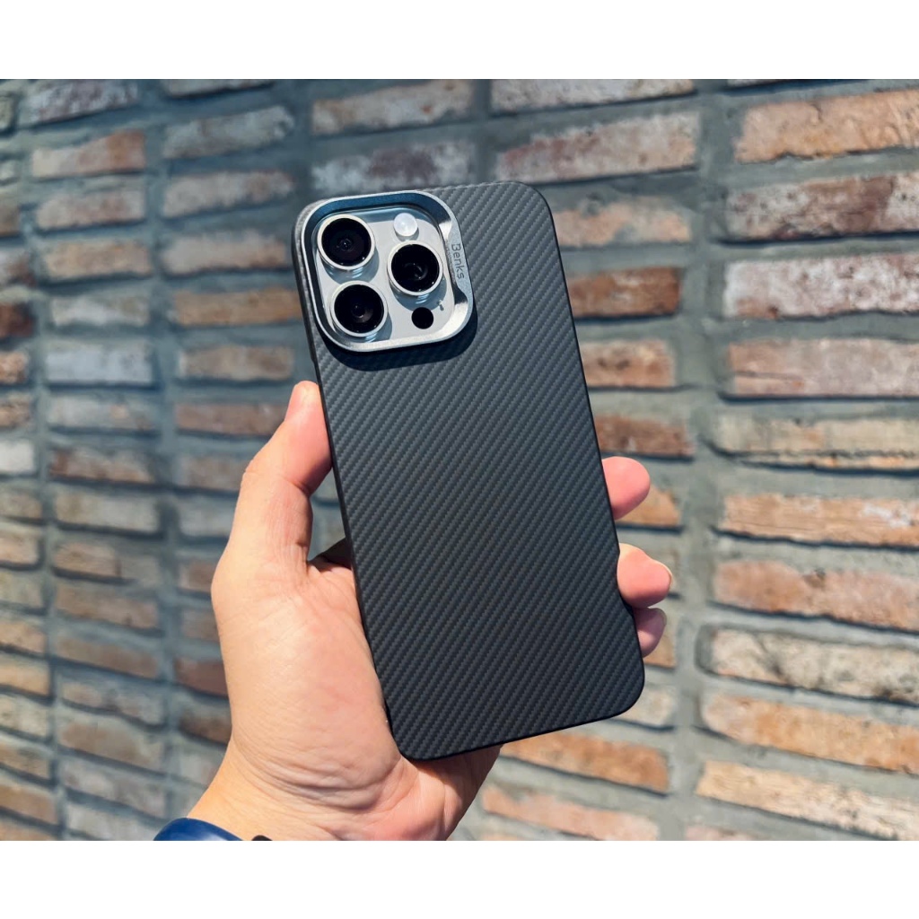 Ốp lưng chống sốc, chống bám vân tay Carbon 600D Benks Magclap Airmorair case cho IPhone 15 Pro Max/IPhone 15 Pro