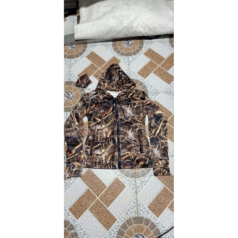 1 áo đi rừng hay đi phượt vải thun chống nắng tốt. shop giao màu ngẫu nhiên
