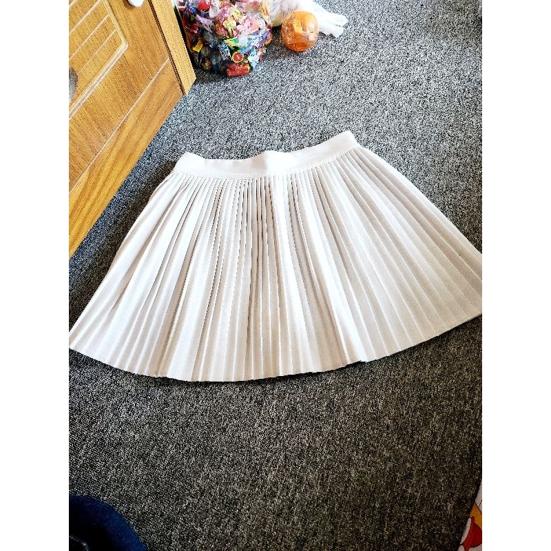 Thanh lý. chân váy xòe trắng eo 68. dài 40cm  tl99