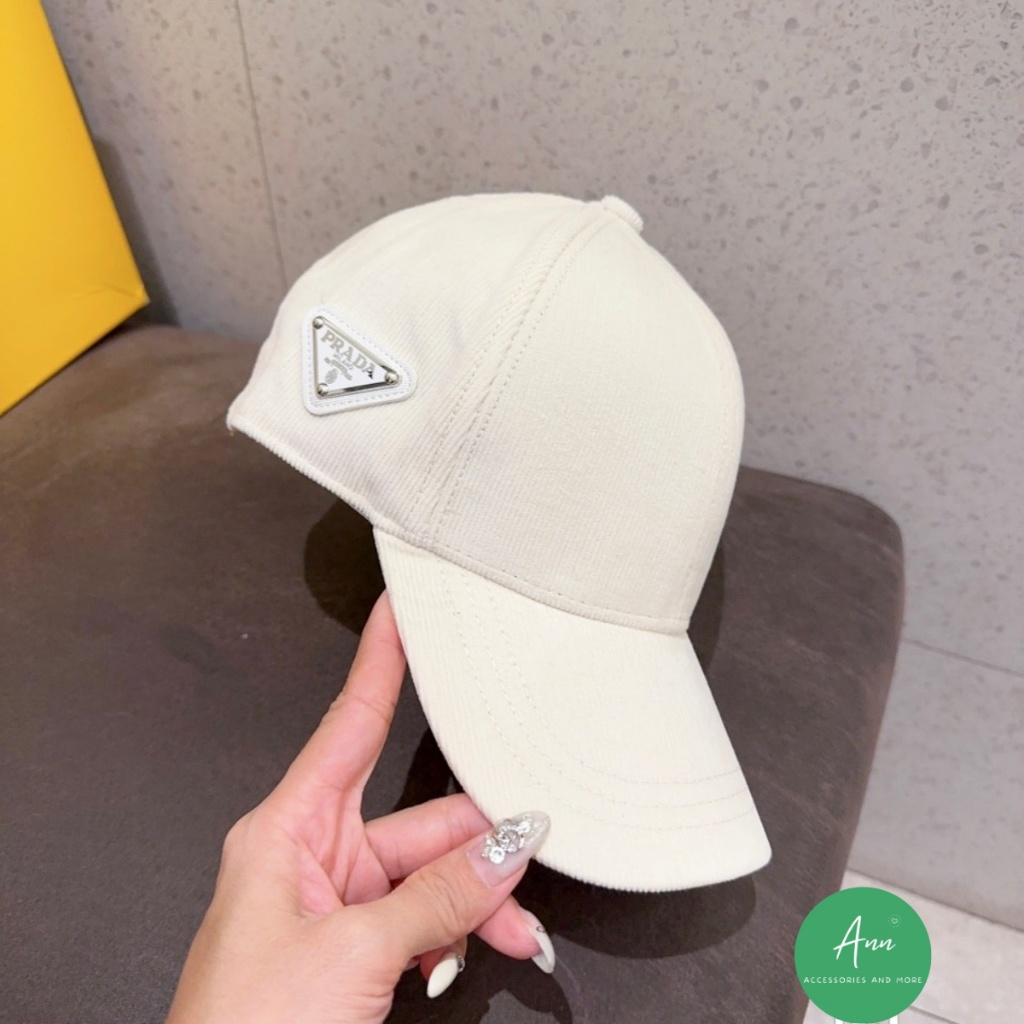 Mũ lưỡi trai / Nón kết Prada cao cấp, logo sành điệu, phom mũ căng chuẩn hàng xuất, 2 màu Đen - Trắng y hình