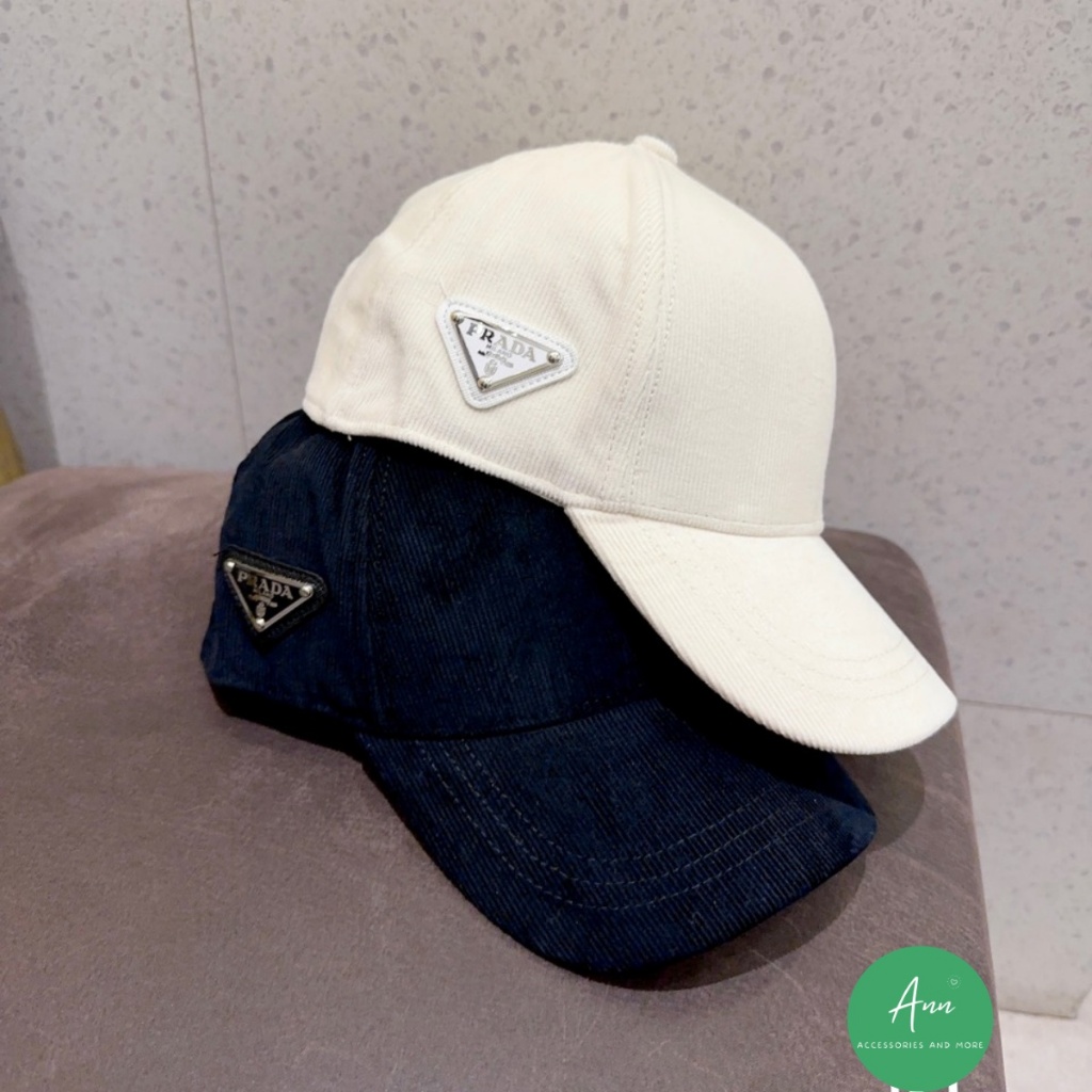 Mũ lưỡi trai / Nón kết Prada cao cấp, logo sành điệu, phom mũ căng chuẩn hàng xuất, 2 màu Đen - Trắng y hình