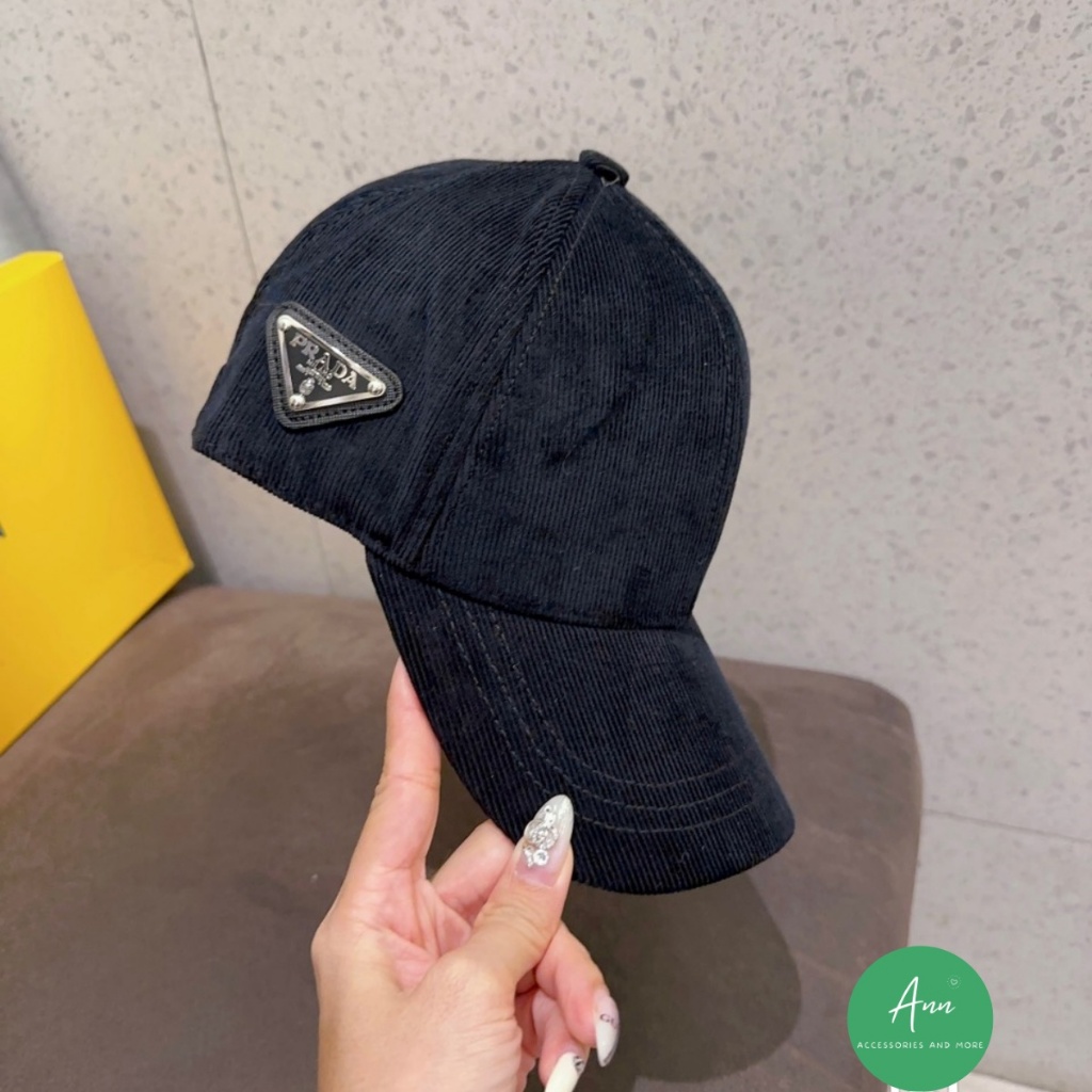 Mũ lưỡi trai / Nón kết Prada cao cấp, logo sành điệu, phom mũ căng chuẩn hàng xuất, 2 màu Đen - Trắng y hình