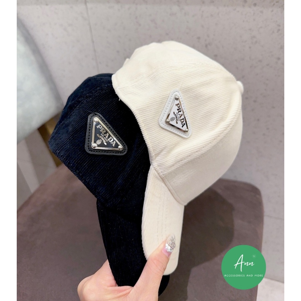 Mũ lưỡi trai / Nón kết Prada cao cấp, logo sành điệu, phom mũ căng chuẩn hàng xuất, 2 màu Đen - Trắng y hình