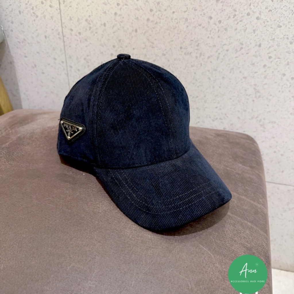 Mũ lưỡi trai / Nón kết Prada cao cấp, logo sành điệu, phom mũ căng chuẩn hàng xuất, 2 màu Đen - Trắng y hình