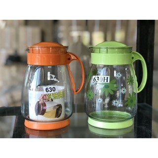 Bình Ca thủy tinh rót nước