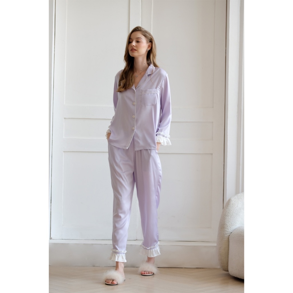 Bộ Pyjamas Nữ Mặc Nhà Áo Dài Quần Dài Chất Liệu Lụa Màu Tím Lavender Thiết Kế Phối Viền Bèo Trắng Bella LILAS BLANC