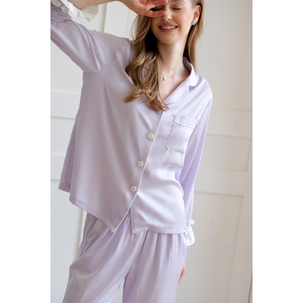 Bộ Pyjamas Nữ Mặc Nhà Áo Dài Quần Dài Chất Liệu Lụa Màu Tím Lavender Thiết Kế Phối Viền Bèo Trắng Bella LILAS BLANC